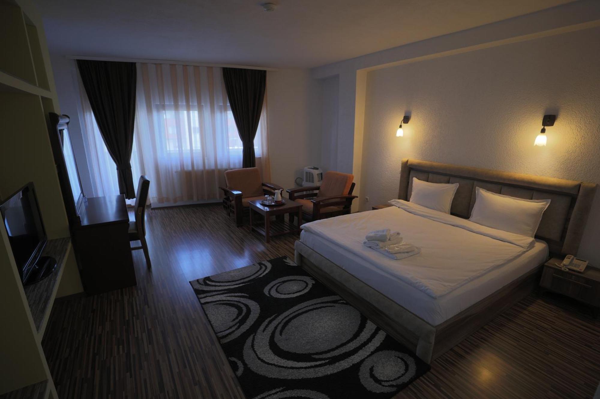Hotel Denis Pristina Extérieur photo