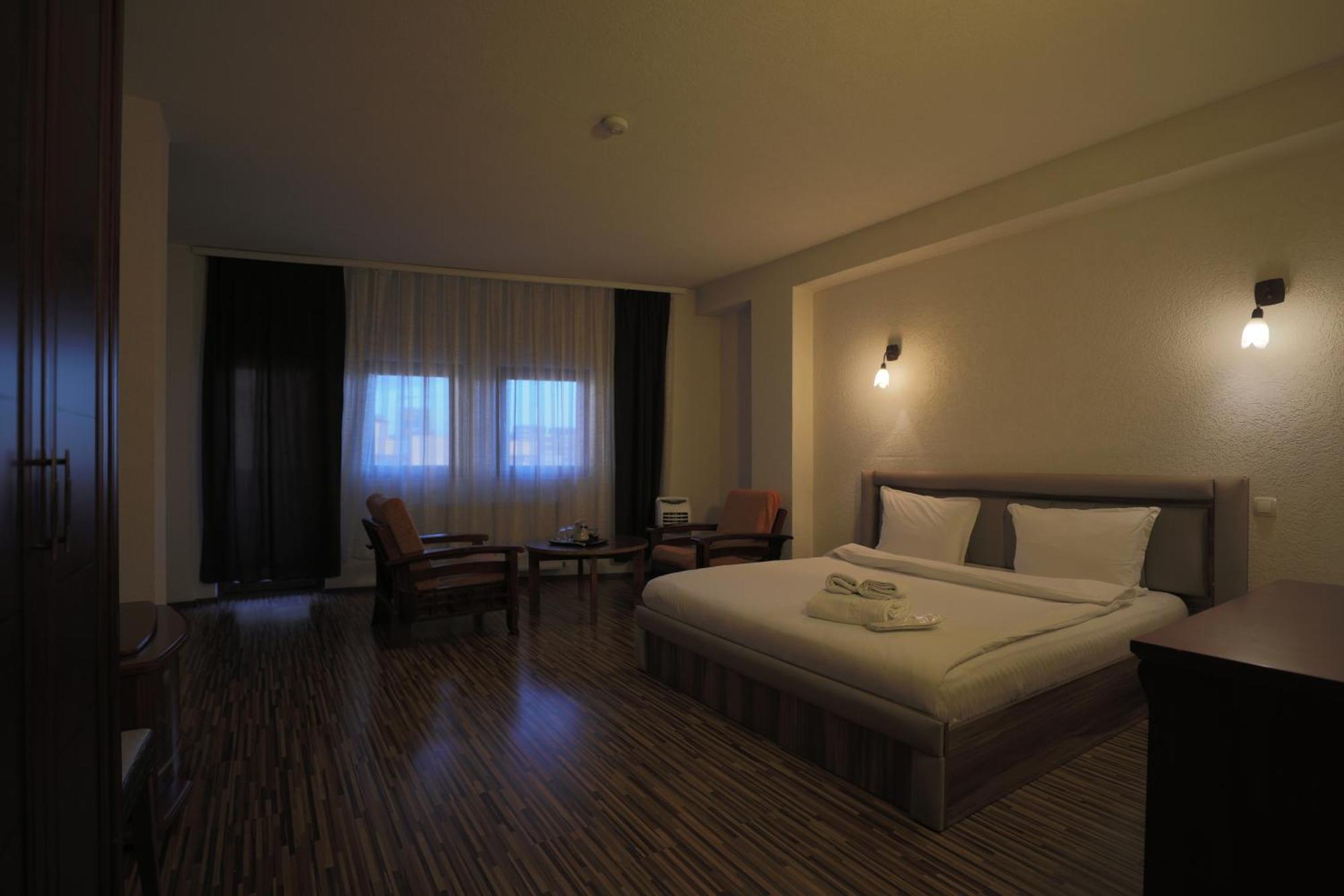 Hotel Denis Pristina Extérieur photo
